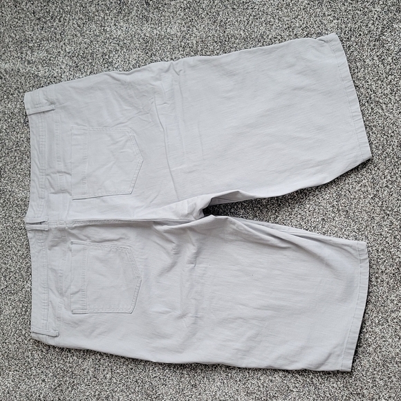 Gloria Vanderbilt Light Grey Capris!!! - Picture 6 of 10
